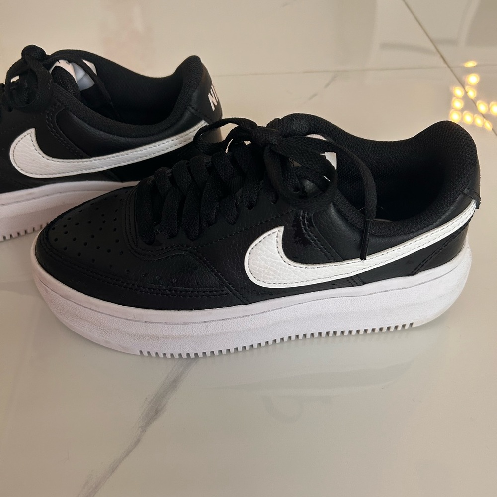Nike Alta platform court version